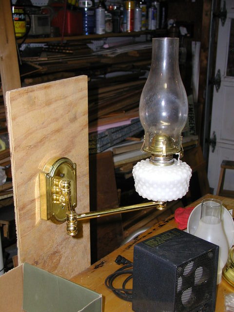 Swing-arm kerosene lamp